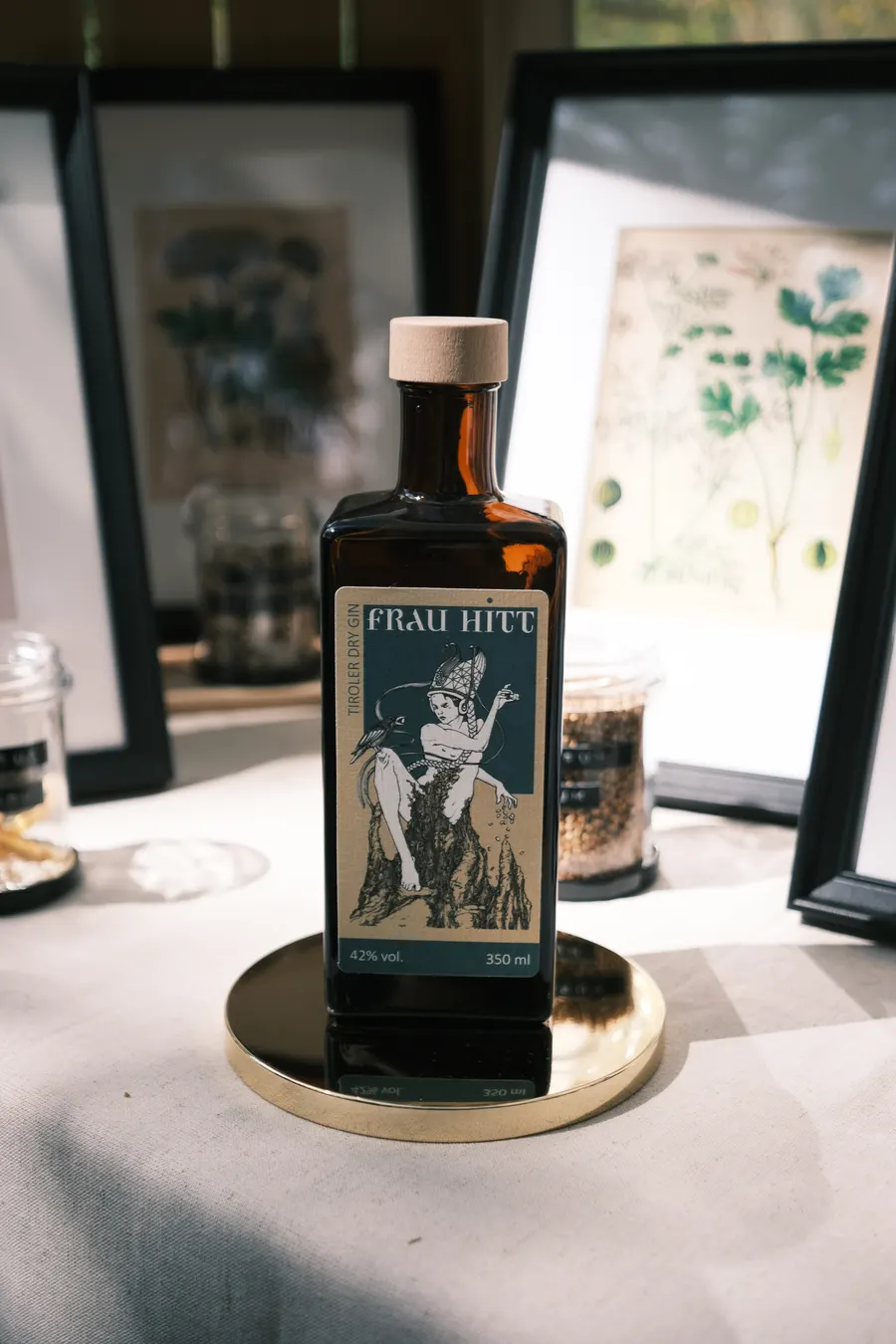 Eine Flasche Frau Hitt Tiroler Dry Gin